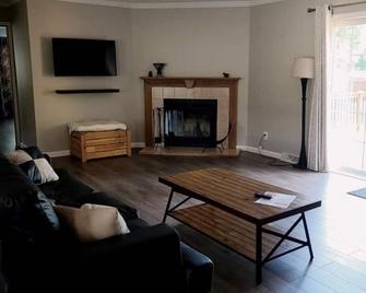 Captain's Quarters - A little slice of heaven at the Hideaway Haven Vacation Rental. - Connellsville - Sala de estar