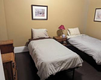 Beautiful 3 bedroom home in city center - Brockville - Bedroom