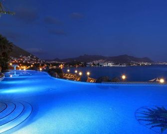Kadikale Resort - טורגוטריס - בריכה