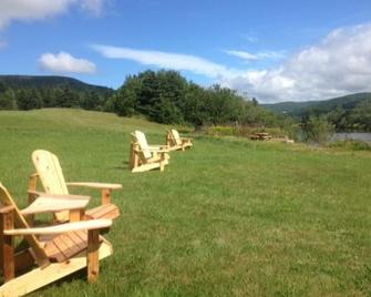 Cajun Cedar Log Cottages 2 Bdrm - Cape Breton Unit 2 - Margaree Forks - Patio