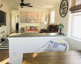 Make Your Escape To The Bay - West Wildwood - Wohnzimmer