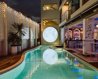 Ratri Hotel Phuket Old Town - Phuket - Piscina