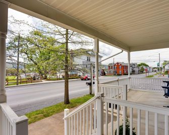 Main Street Loganton Townhome in Amish Country! - Loganton - Balcony
