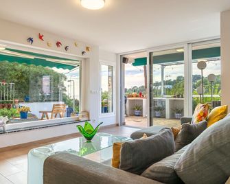 Beach Front Luxury Designer Two Bedroom Apartment - Calafat - Sala de estar