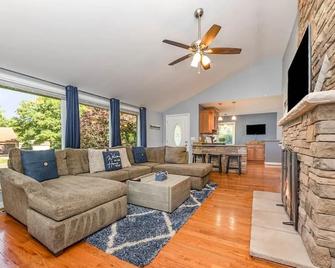 Spacious 4BR Ranch w Hot Tub in Quiet Neighborhood - Fairfield - Living room