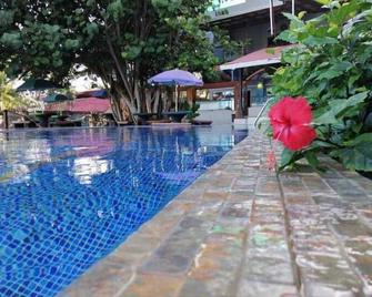 Hotel La Cueva Limon - Limón - Piscina
