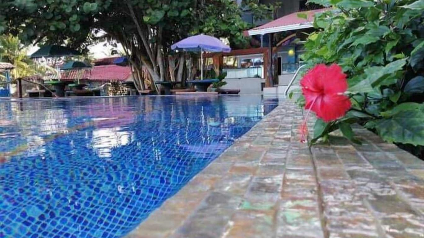 Hotel La Cueva Limon