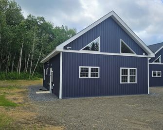 Larch - The Tamaracks - Outdoor Adventures Aroostook County - Caribou - Edificio