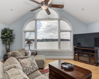 #1 Rated Vacation Home w/ Deep Water on the Main Channel - Taylorsville - Living room