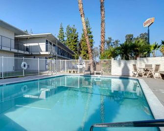 Motel 6-Bakersfield, Ca - South - Bakersfield - Piscina