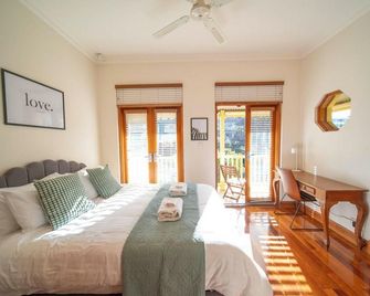 Cozy Home with fireplace 5mins to beach - Glenelg - Спальня