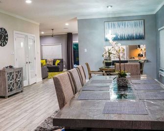 6 Br Big Dallas Home W Hot Tub , Fire Pit & Basketballhoop - Dallas - Matsal