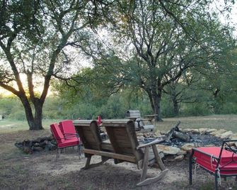 Modern Private Cabin, Fishing, Shooting Range, Fire Pit, 4wd Trails & Canoeing - Bridgeport - Binnenhof