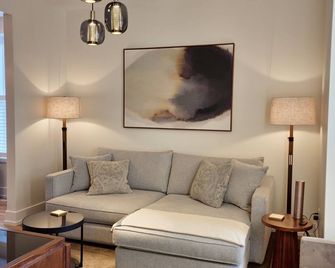 Charming 2-bedroom heritage home with WiFi, AC in lovely Grimsby - Grimsby - Sala de estar