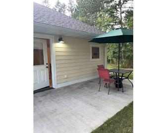 Lovely, country in the “heart of the city” suite 2 - Cloquet - Patio