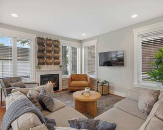 Stunning Birmingham 4br/4.5ba Home - Walk To Town! - Birmingham - Living room