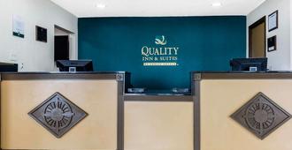 Quality Inn & Suites Bloomington - Bloomington - Front desk