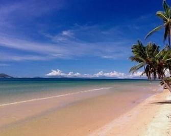 Dunk Island View Caravan Park - Mission Beach - Beach