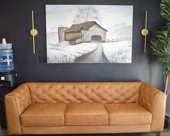 The Northwest Inn - Spencer - Living room