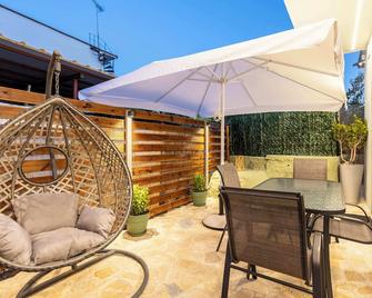 Filiatras Welcoming Hideaway - A Cozy Urban Escape - Filiatrá - Patio
