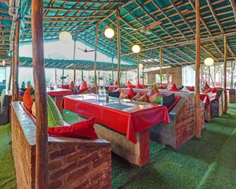 Townhouse Oak Return Home Spa & Resort - Jhājra - Restaurant