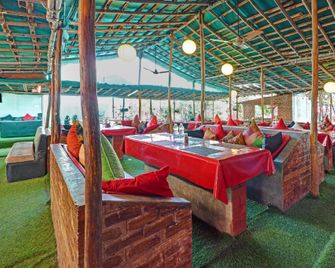 Townhouse Oak Return Home Spa & Resort - Jhājra - Restaurant