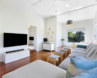2-Bed Beach House in Burleigh Heads Amidst Nature - Burleigh Heads - Living room