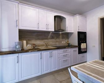 KarpatenHaus | Transylvanian Apt. w/ lrg. terrace - Codlea - Cocina