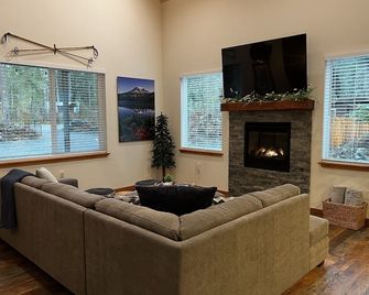 Mt Rainier Cabin w Hot Tub, Fire Pit & EV - Ashford - Living room