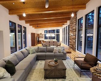 Amazing New 5 Bed Home next to the Columbia River. Sleeps 10 adults & 6 Kids - Stevenson - Lounge