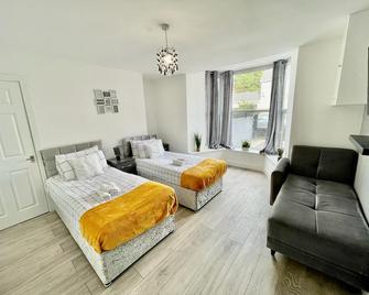 Cosy 1-Bedroom Apartment Briton Ferry, Neath Port Talbot - Briton Ferry - Спальня