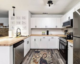 Unit D Willowrun · 2 Bedroom Soco Retreat | Sleeps 6 | Free Prkg - Austin - Kitchen