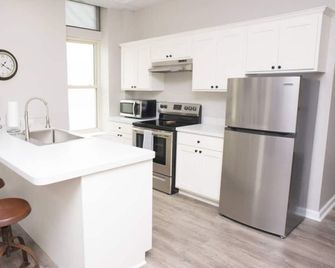 Downtown Millersburg, 2 Bedroom, 2 Bath Apartment - Millersburg - Kitchen
