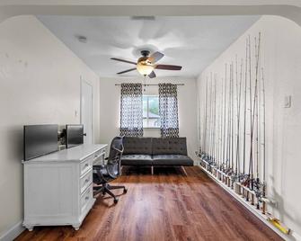 Charming home w/Backyard Oasis Near Denton Square - Corinth - Living room