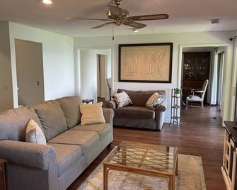 4-br Private Home with Incredible Bluff Views - Sewanee - Sala de estar