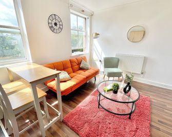 2 Bed Flat - Sleeps 4 - Parking - Wifi - Southampton - Wohnzimmer