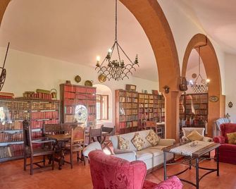 Country House 'Molino De Aceite 1911' with Mountain View, Wi-Fi and Air Conditioning - Montoro - Sala de estar