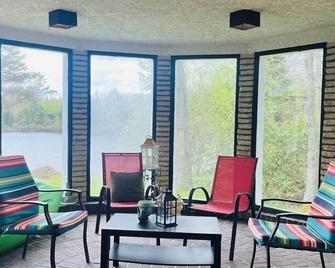 Getaway on a beautiful lake view - Dartmouth - Living room