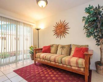 Located between Disneyland & Hollywood/Universal Studios - Whittier - Living room