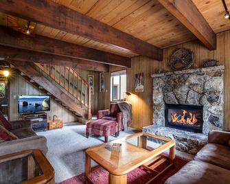 Marques Cabin, Two-Car Garage - Brockway - Living room