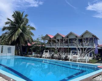 Capital O 90741 Tuba Beach Resort Langkawi - Pulau Tuba - Piscina