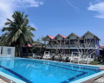 Capital O 91017 Tuba Beach Resort @ Pulau Tuba - Pulau Tuba - Piscina
