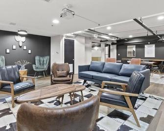 Landing at Star Lofts - 1 Bedroom in Petersburg - Petersburg - Wohnzimmer