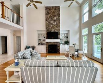 Lakefront Southern Charmer in Tellico Village - Loudon - Living room