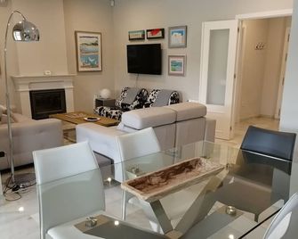 Vistahermosa c pool next to P Sherry and beach - El Puerto de Santa María - Salon