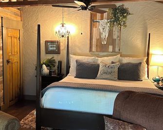 The Bungalow @ Boisdarc Bungalow & Suites a Rustic/romantic Getaway - Kerrville - Slaapkamer