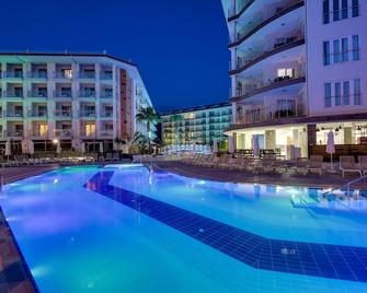 Ramada Hotel & Suites by Wyndham Kusadasi - Soğucak - Pool