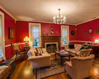 Buffalo Tavern Bed and Breakfast, Madam's Room - West Jefferson - Lounge