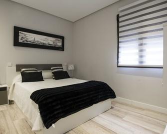 Cervantes Apartamentos - Toledo - Bedroom