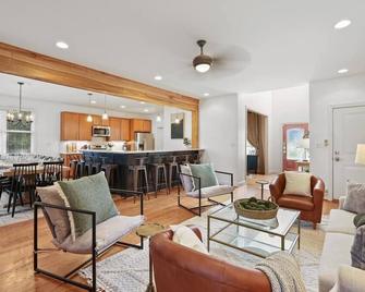 Walking Distance To Top-Rated Restaurants! 7br W/Hottub Gazebo & Custom Firepit! - Purcellville - Sala de estar